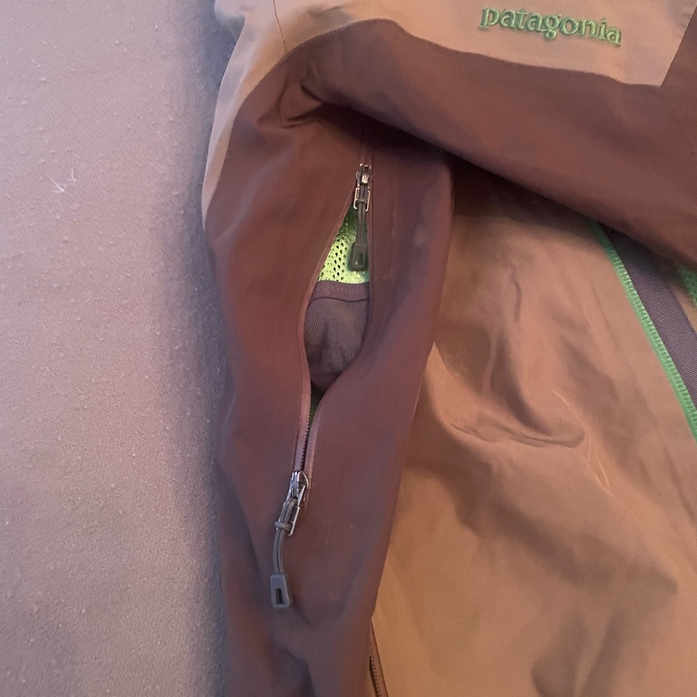 Patagonia Ski Shell Jacket Brown with green liner and zipper Men’s Size XS